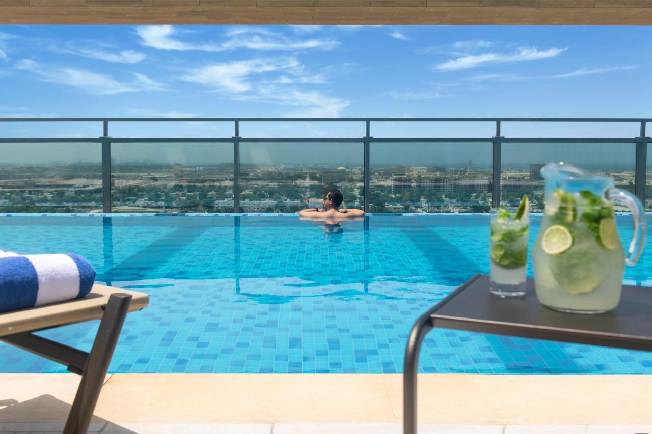 Swissotel Living Dżedda Zewnętrze zdjęcie The swimming pool at the hotel