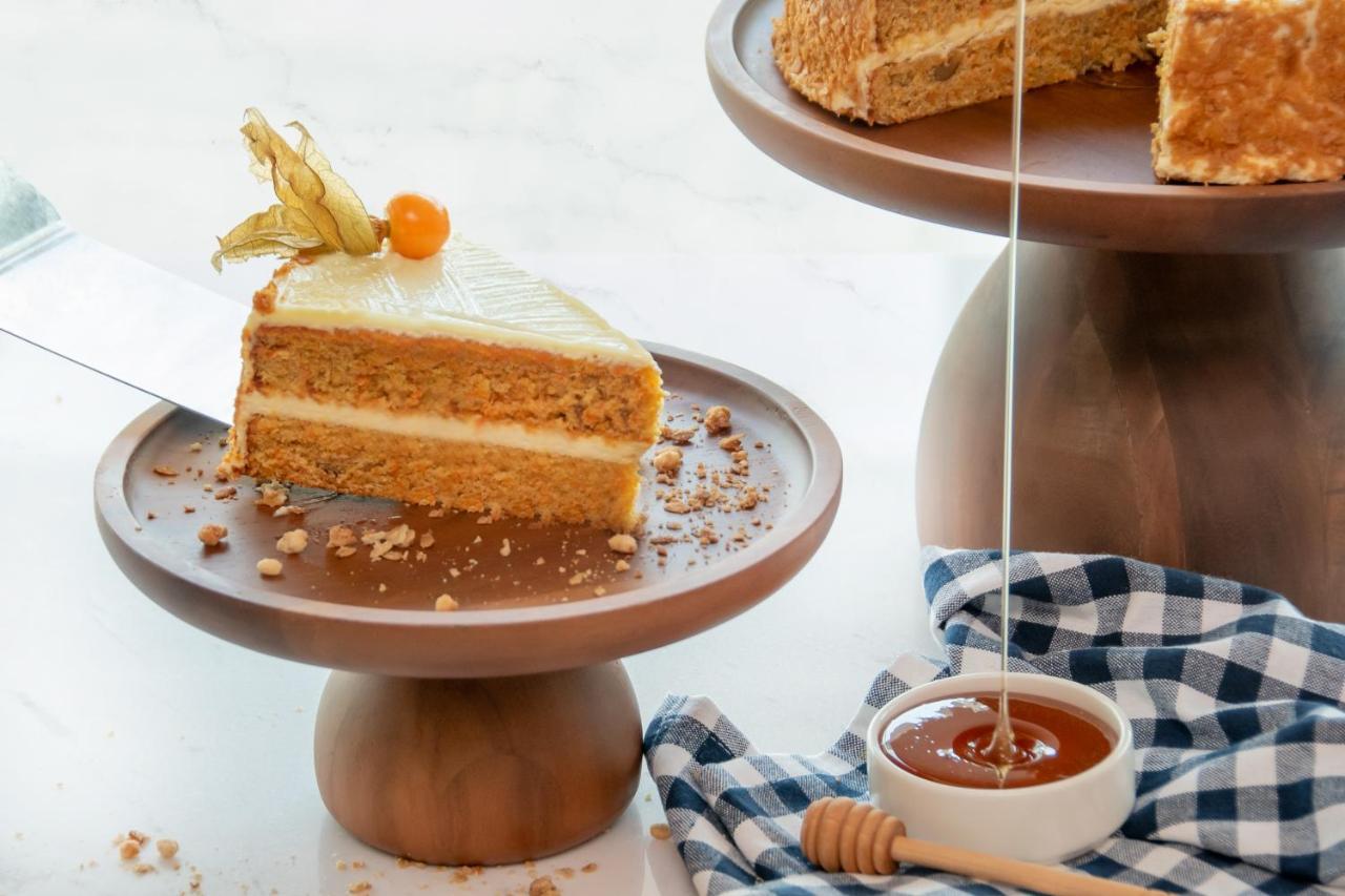 Swissotel Living Dżedda Zewnętrze zdjęcie Honey being drizzled over a cake