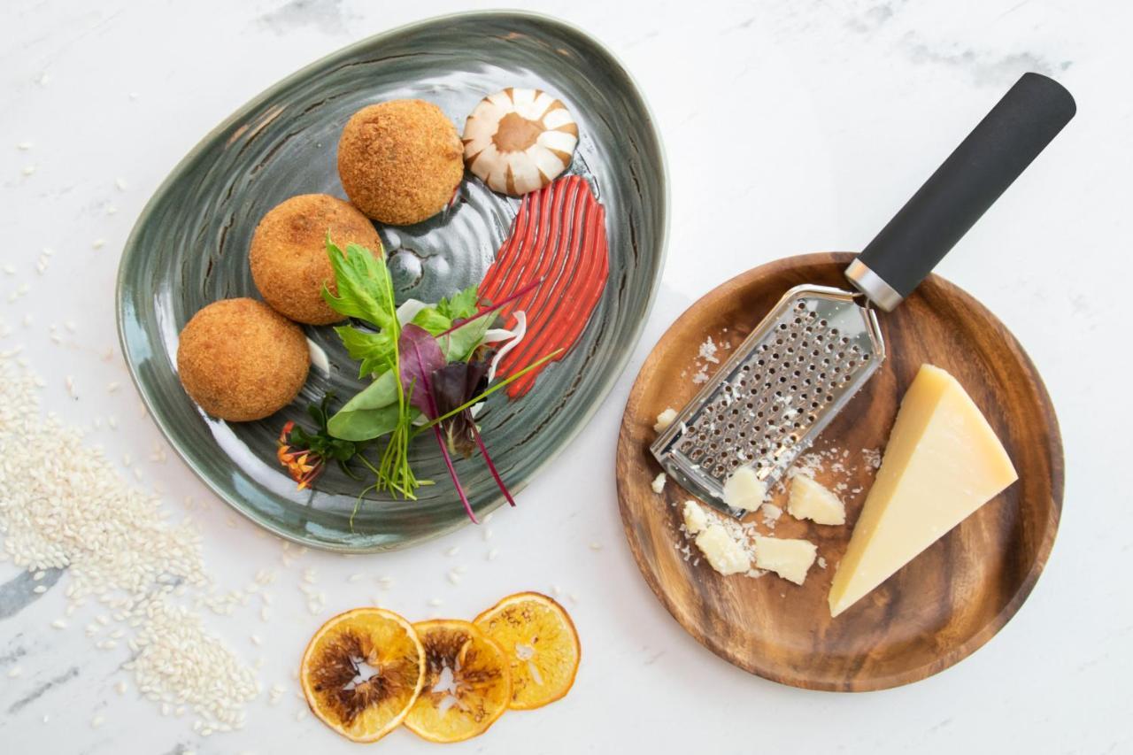 Swissotel Living Dżedda Zewnętrze zdjęcie A grater in use