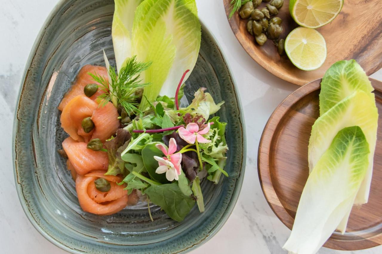 Swissotel Living Dżedda Zewnętrze zdjęcie A salad with smoked salmon