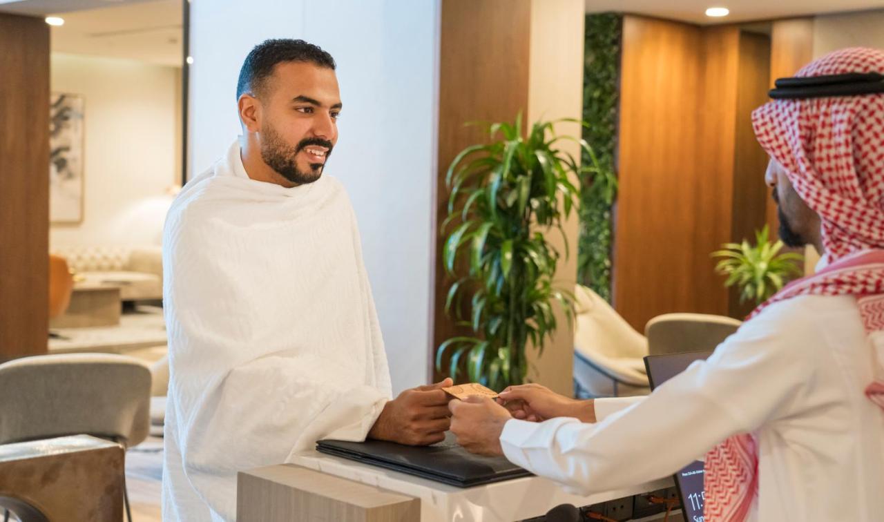 Swissotel Living Dżedda Zewnętrze zdjęcie A hotel receptionist