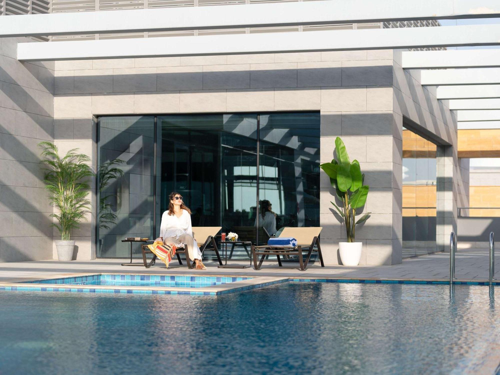 Swissotel Living Dżedda Zewnętrze zdjęcie The swimming pool at the hotel