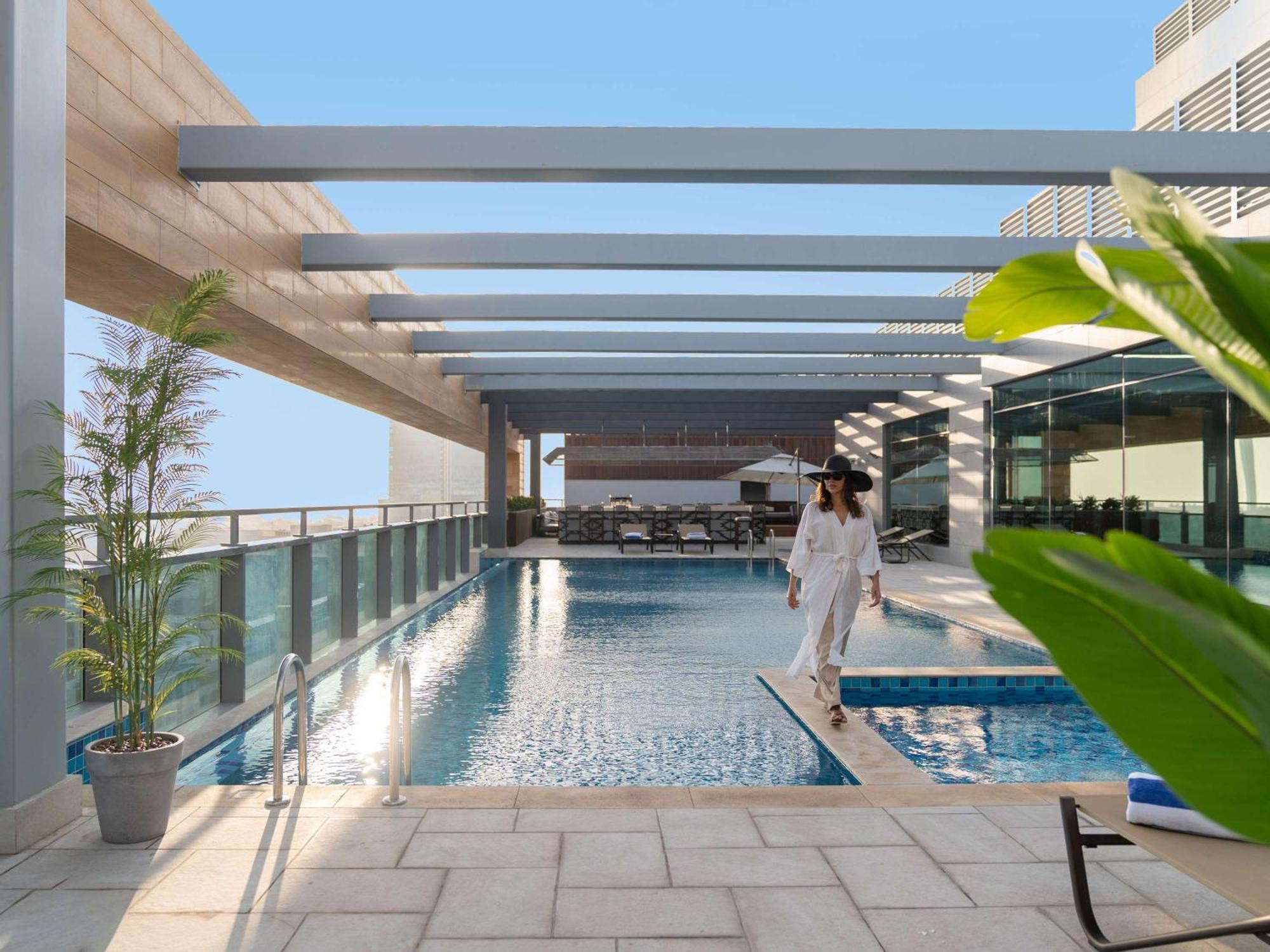 Swissotel Living Dżedda Zewnętrze zdjęcie The swimming pool at the hotel