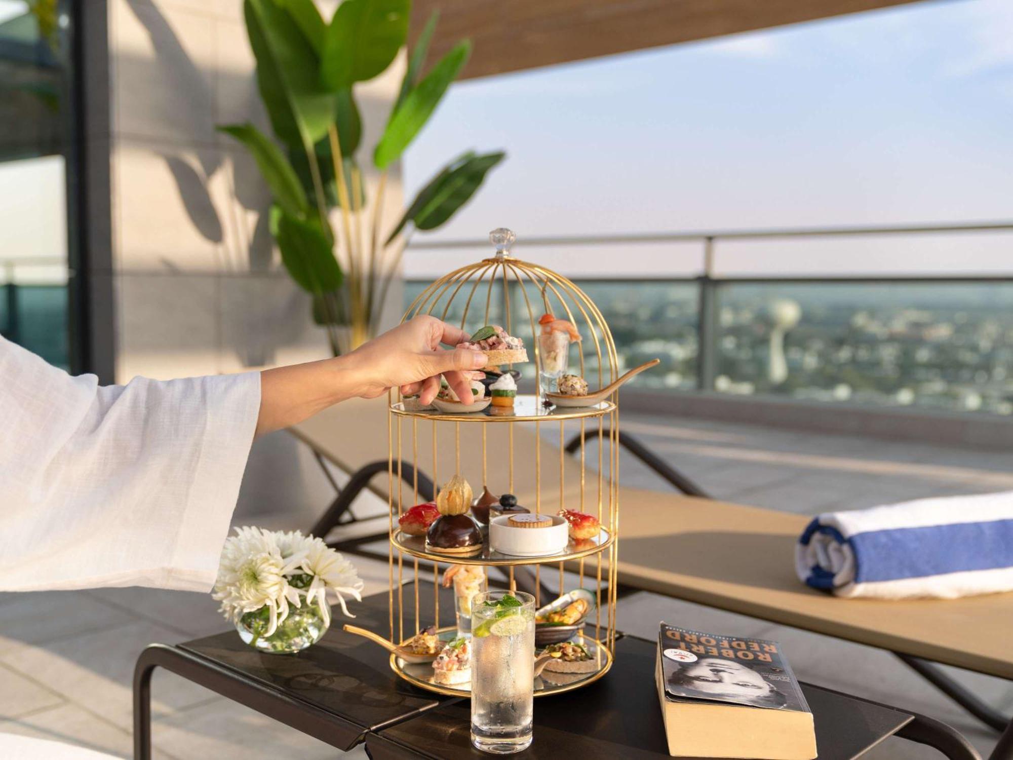 Swissotel Living Dżedda Zewnętrze zdjęcie Afternoon tea at the pool deck