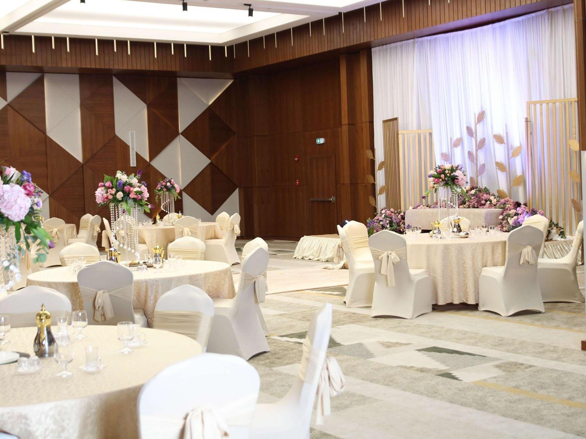 Swissotel Living Dżedda Zewnętrze zdjęcie A wedding reception at the Grand Ballroom